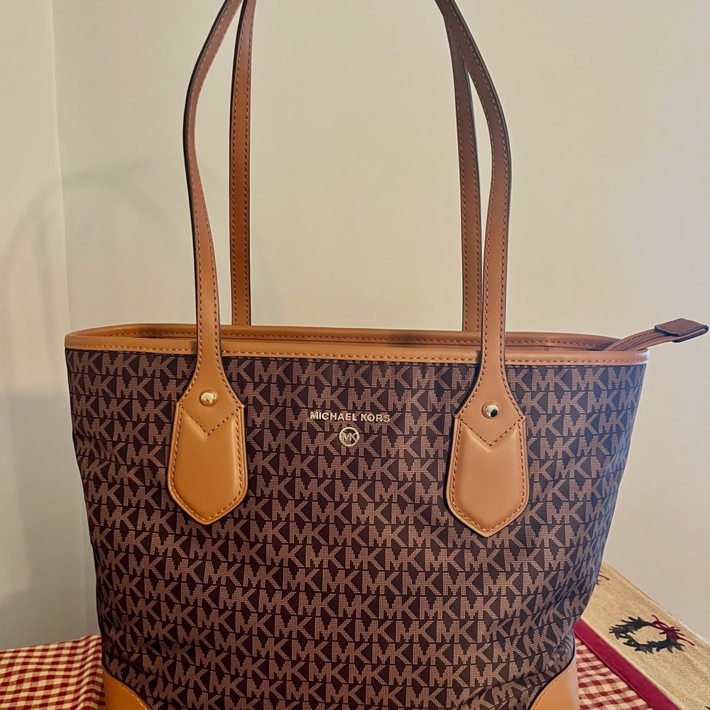 Michael Kors Eva Signature MK
Logo BROWN